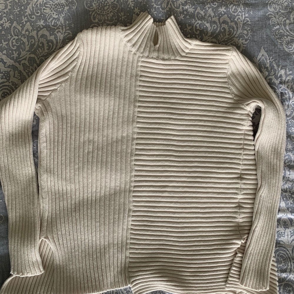 Cabi cream/white sweater; D- hook back